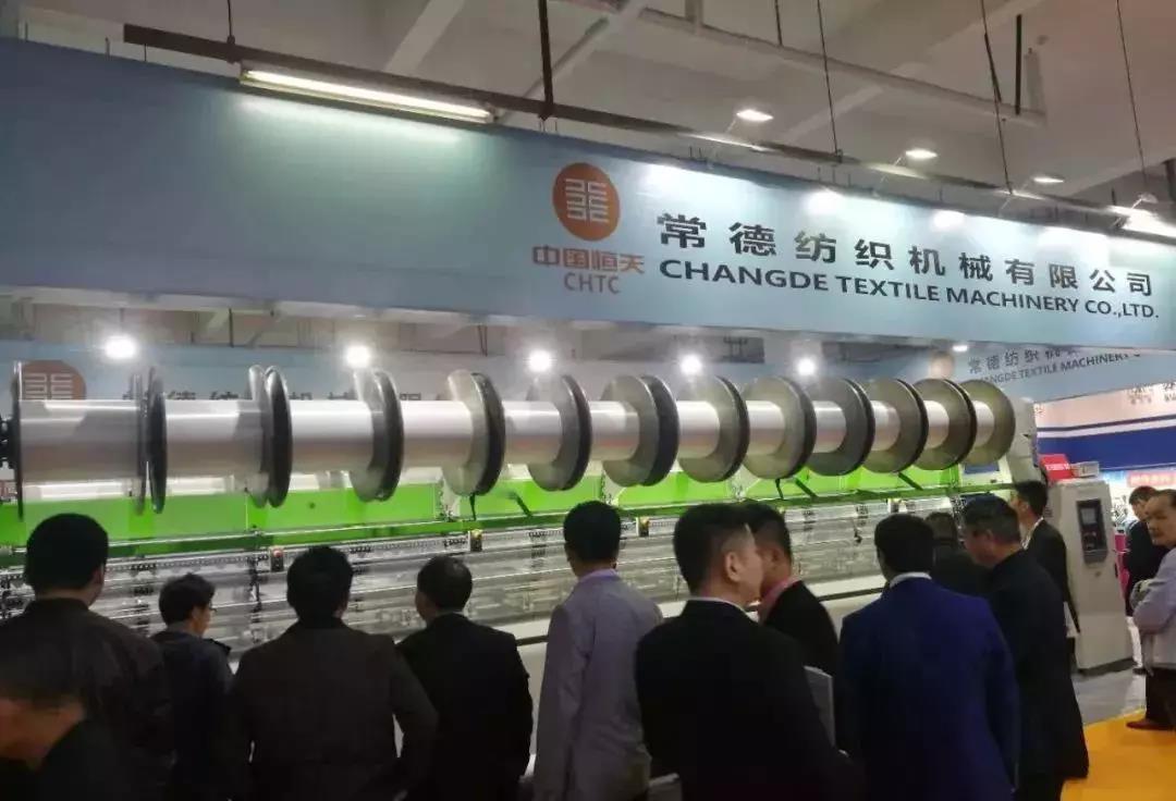 04.19稿-常德紡機生產制造的E25283A-280型經編機在展會上成功展出.jpg